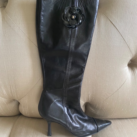 CHANEL LEATHER CAMELLIA FLOWER KNEE-HIGH BOOT. 36.5.  GREAT CONDITION. - Picture 9 of 13